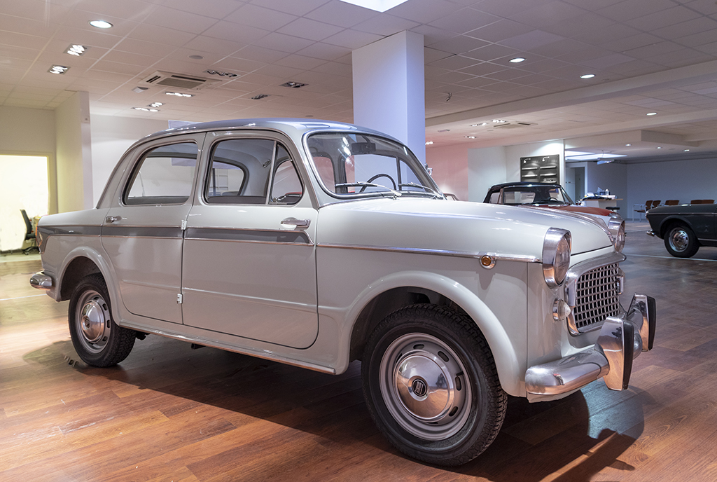 Fiat 1100 te bekijken bij Art & Classics | Art and classics